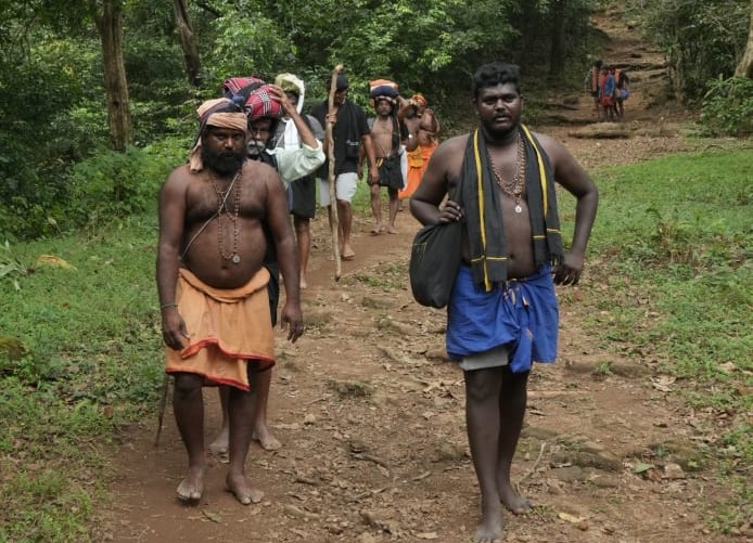 കാനന പാത താണ്ടിസന്നിധാനത്തെത്തുന്നത് ആയിരങ്ങൾ, Sabarimala routes, Erumeli route Sabarimala, Pamba to Sabarimala route, Vandiperiyar route Sabarimala, Chalakayam route Sabarimala, Traditional Sabarimala trek, Neelimala route Sabarimala, Karimala route Sabarimala, Sabarimala trekking paths, Erumeli to Pamba route,