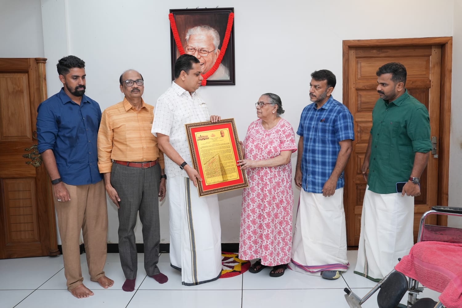 വിഎസിന്റെ ചരമോപചാര റഫറന്‍സ് കുടുംബാംഗങ്ങള്‍ക്ക് കൈമാറി, V. S. Achuthanandan, VS Achuthanandan, Comrade VS, Velikkakathu Sankaran Achuthanandan, VS Achuthanandan biography, VS Achuthanandan death, VS Achuthanandan family, VS Achuthanandan age, VS Achuthanandan wife, Chief Minister Kerala 2006-2011, CPI(M) leader Kerala, Leader of Opposition Kerala, VS Achuthanandan Punnapra-Vayalar, Land reforms Kerala VS Achuthanandan, VS Achuthanandan Pinarayi Vijayan feud, Munnar demolition VS Achuthanandan, SNC Lavalin case Kerala, VS Achuthanandan anti-corruption, VS Achuthanandan books, VS Achuthanandan legacy, Administrative Reforms Commission Kerala, VS Achuthanandan Sabarimala trek, Free software Kerala VS Achuthanandan, VS Achuthanandan 100th birthday, "VS Achuthanandan Punnapra-Vayalar uprising role", "Cause of death VS Achuthanandan 2025", "VS Achuthanandan vs Pinarayi Vijayan SNC Lavalin scandal", "VS Achuthanandan land mafia eviction Munnar details", "Oldest chief minister Kerala VS Achuthanandan achievements", thiruvananthapuramnews,com, thiruvananthapuramnewsdotcom