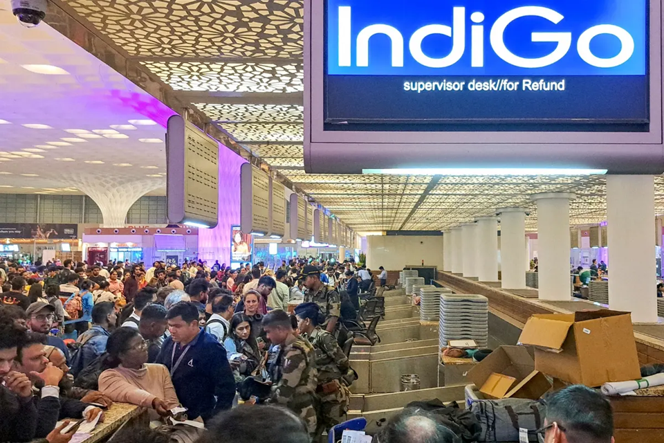 നഷ്ടപരിഹാരം കൂടാതെ ഇന്‍ഡിഗോ യാത്രക്കാര്‍ക്ക് യാത്ര വൗച്ചറും നല്‍കുന്നു, Indigo crisis IndiGo flight cancellations IndiGo flight disruptions IndiGo operational crisis IndiGo flight delays, IndiGo crisis 2025 IndiGo pilot shortage FDTL rules IndiGo IndiGo flight cancellations December 2025 DGCA IndiGo oversight IndiGo CEO Pieter Elbers IndiGo chairman apology IndiGo Delhi flights cancelled IndiGo Bengaluru cancellations Government IndiGo flight cuts Indian aviation crisis IndiGo refunds compensation Air India vs IndiGo Pilot fatigue IndiGo Winter schedule IndiGo cuts DGCA flight duty time limitation IndiGo share price drop Passenger stranded IndiGo